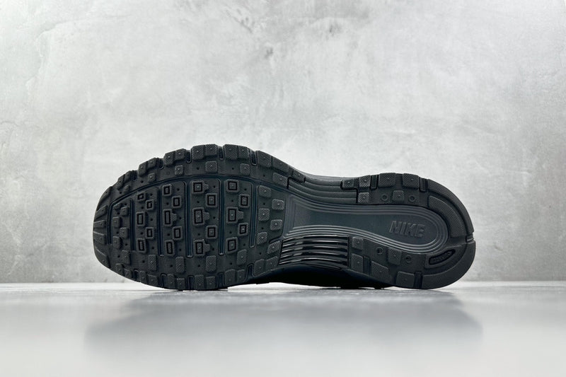 Tênis Nike P-6000