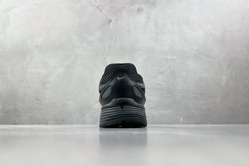 Tênis Nike P-6000