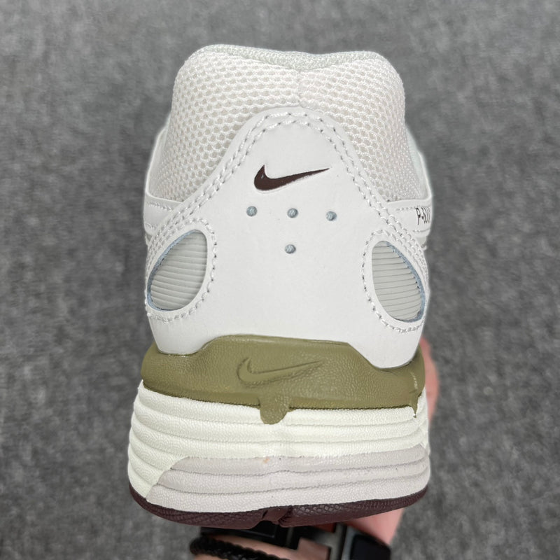 Tênis Nike P-6000