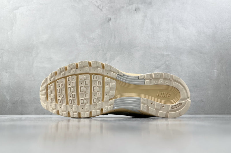 Tênis Nike P-6000