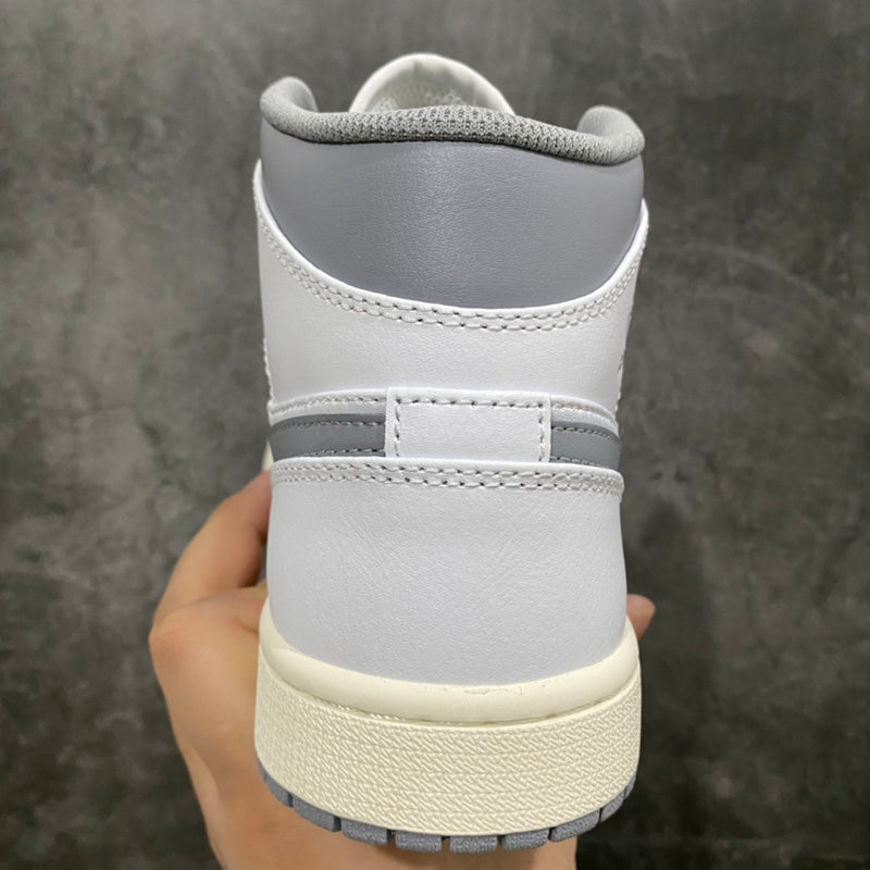 Tênis Air Jordan 1 MID