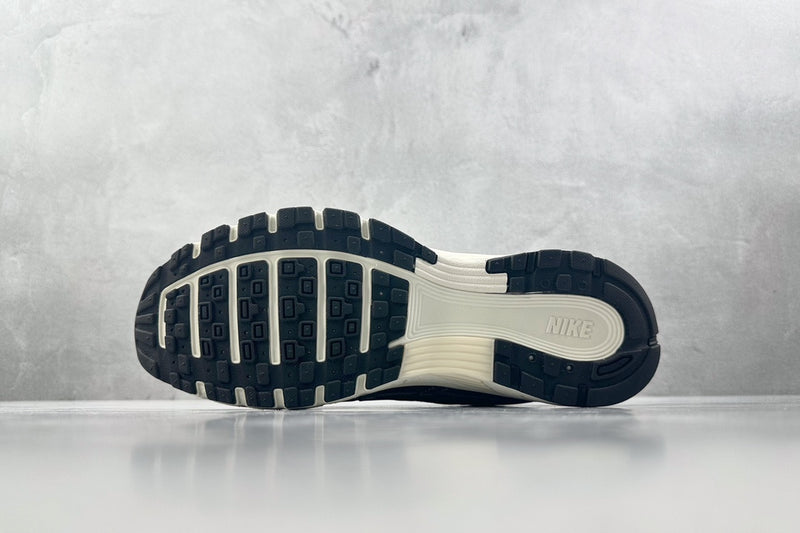 Tênis Nike P-6000
