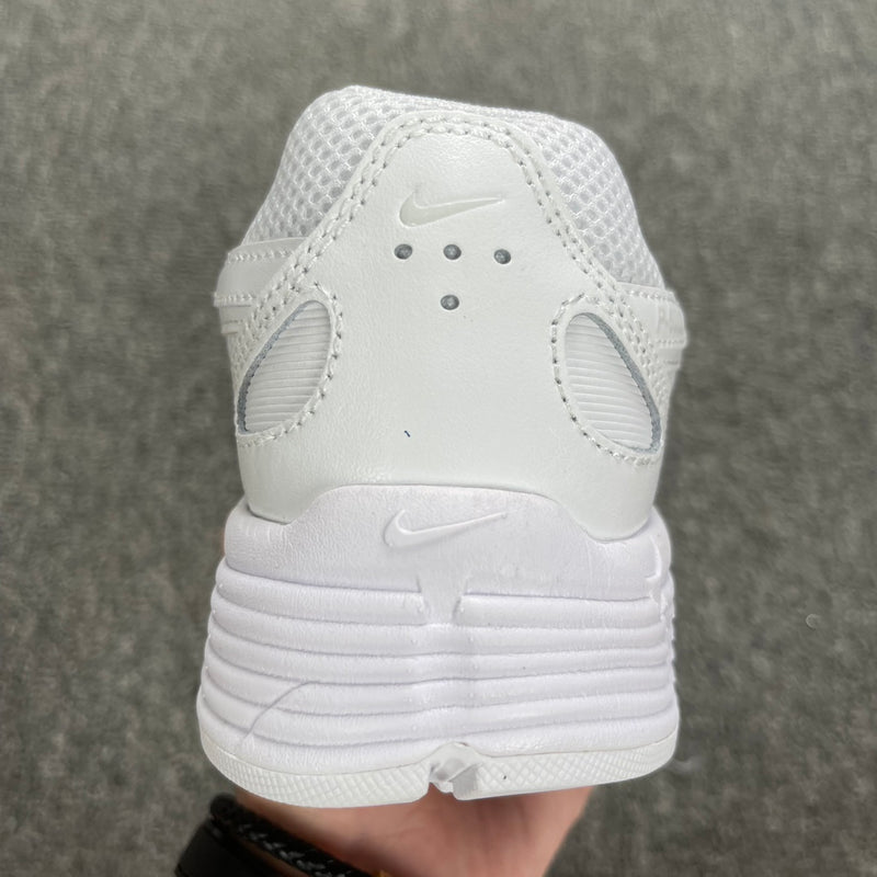 Tênis Nike P-6000
